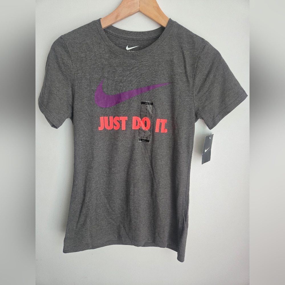 New NIKE Charcoal Cotton Tee with Vibrant Accents